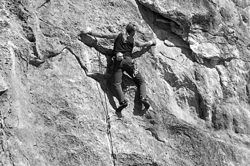 Stefan Müller-Römer klettert in der Felswand.